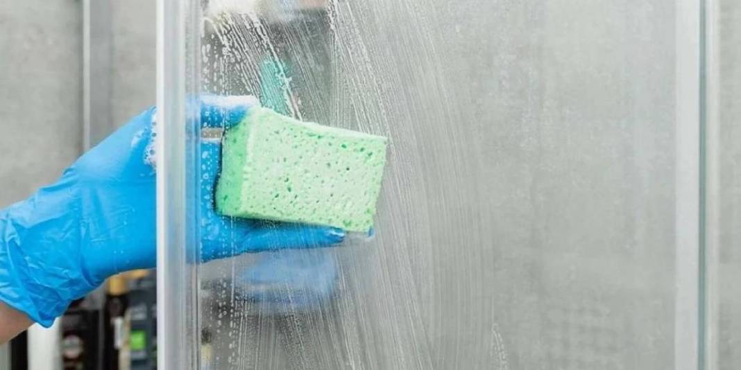 Ne sirke ne karbonat! Duşakabin temizliği artık dakikalar sürüyor: Bu iki malzeme pırıl pırıl yapıyor 2